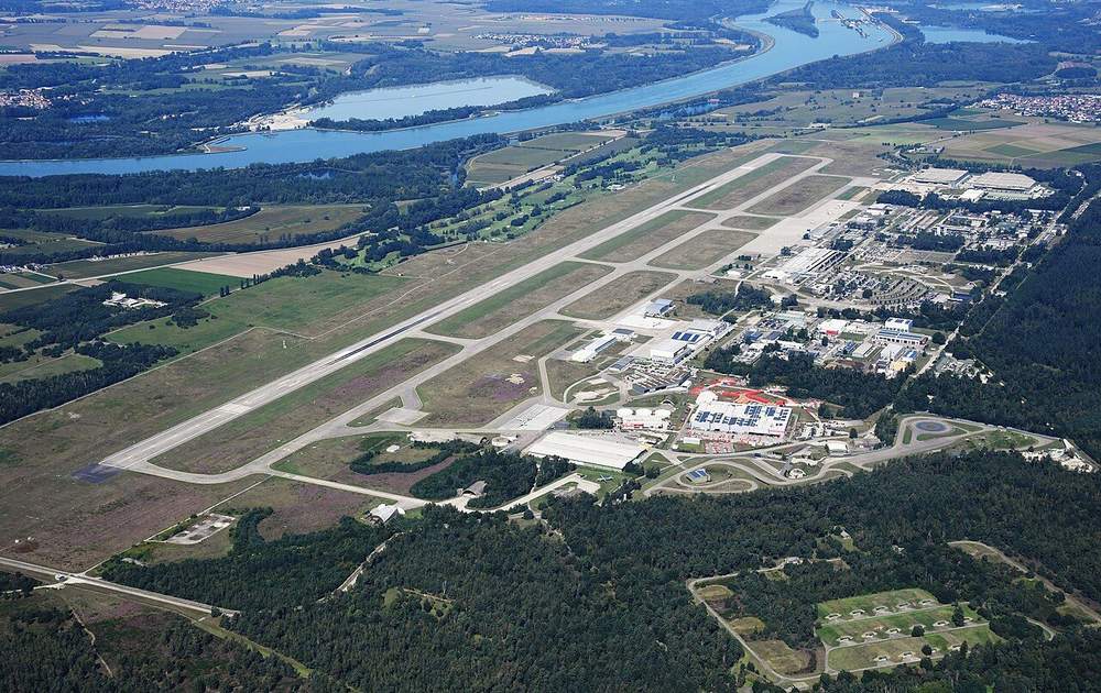 Der Flughafen Karlsruhe/Baden-Baden aus der Luft mit Start- und Landebahn, Vorfeld und Terminal