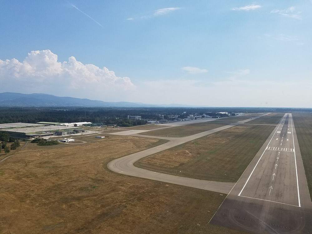 Luftaufnahme des Flughafens Karlsruhe/Baden-Baden mit Terminal, Vorfeld und Parkflächen