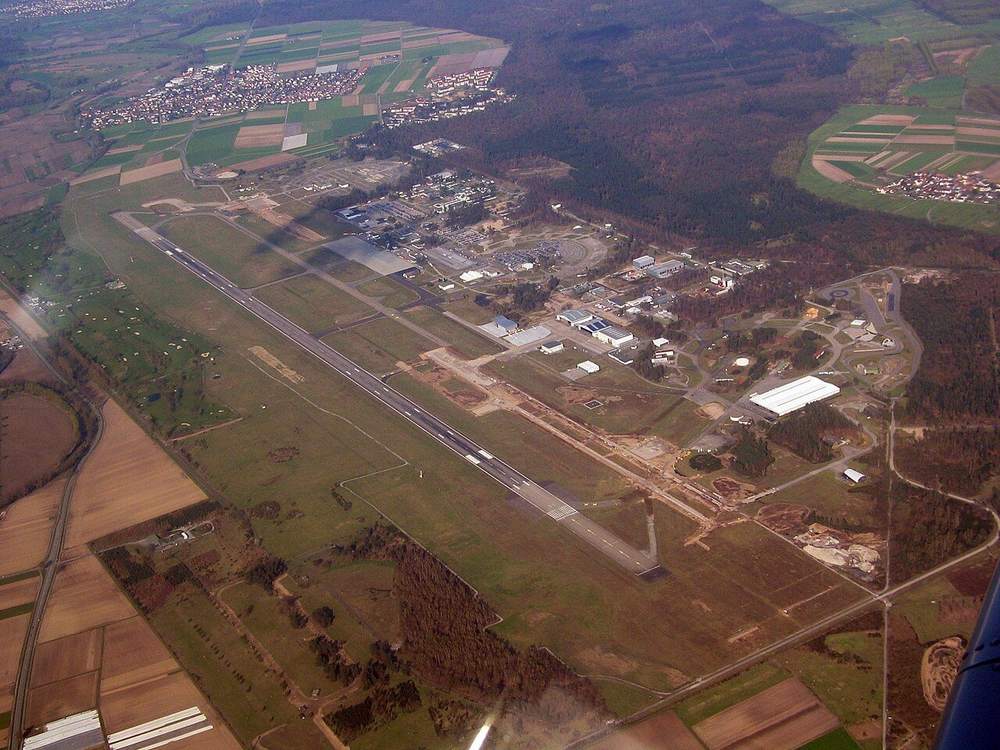 Der Baden-Airpark aus der Luft mit Start- und Landebahn und den umliegenden Flächen